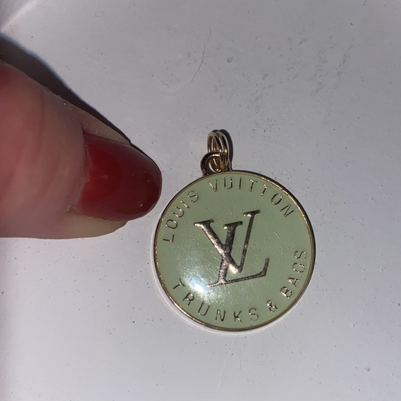 Women’s Luxury Charm - Picture 3 of 4